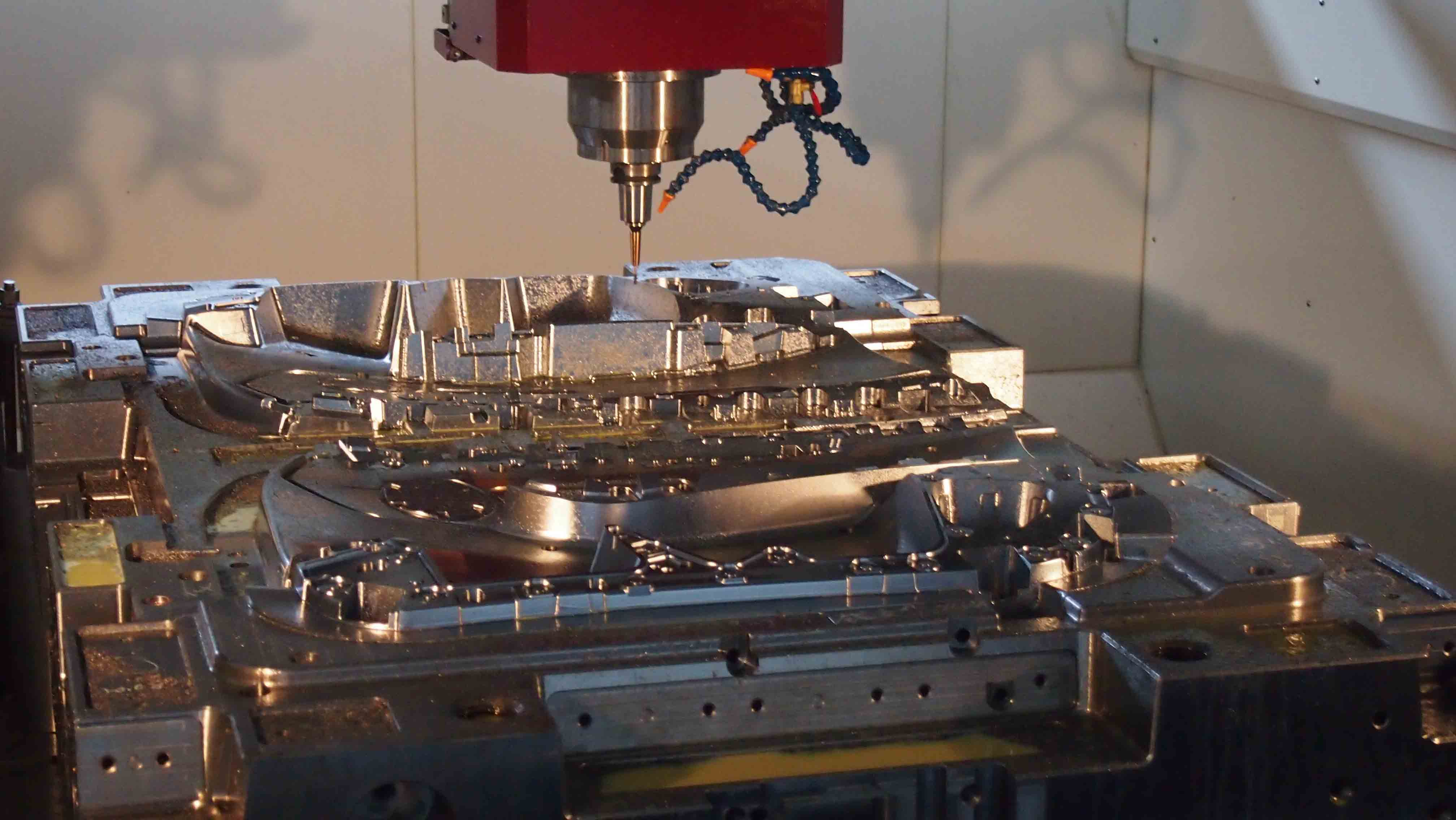 關(guān)于SMC材料的性能、應(yīng)用和成型工藝